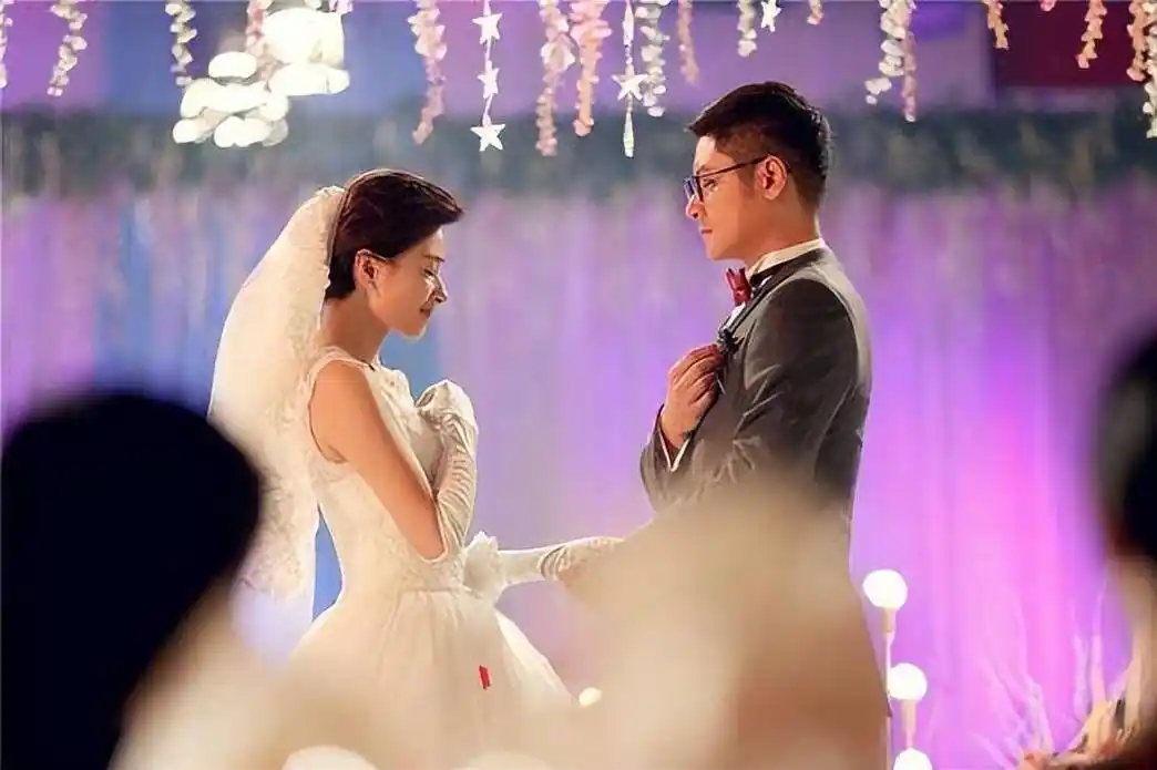 万茜的老公并不是圈内人,叫徐洪涛,是一位名不见经传的摄影师,万茜的