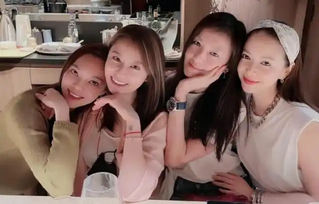 林心如与闺蜜们一起聚会