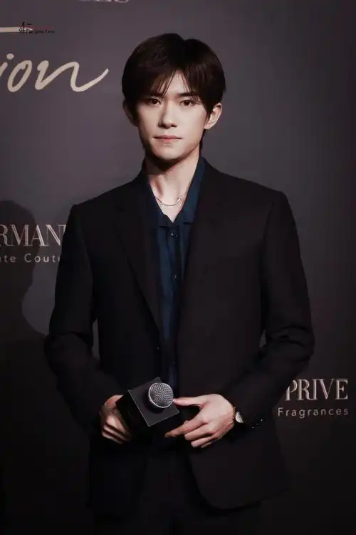 易烊千玺黑西装花絮