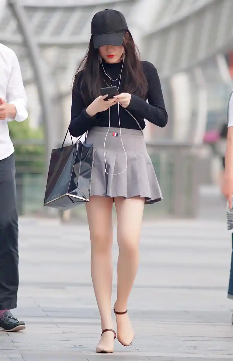 hold不住,妹子超短百褶裙气质十足