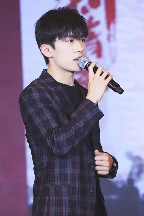 易烊千玺格子西装帅气时尚图片