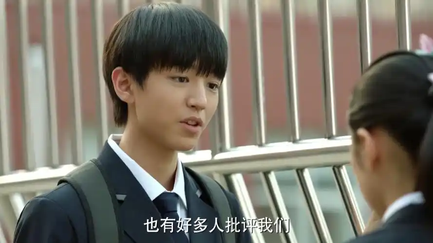 小别离:李想和朵朵道别,告诉朵朵下学期就要转学,朵朵含泪挥别