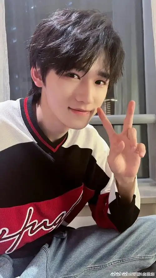 宋亚轩美式证件照