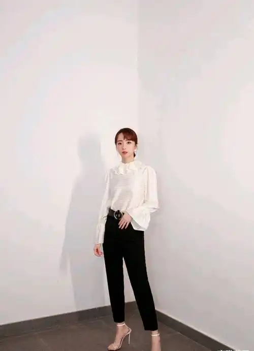 原来胡冰卿这么会穿,白色上衣搭配黑色七分裤,清爽简约又时尚_衬衫
