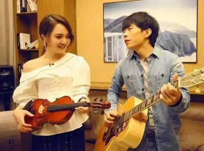 赵雷与靳梦佳已经恋爱 靳梦佳走光粉丝喊话绯闻男友