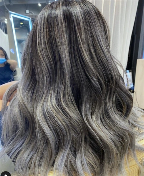 亚麻灰成今年潮流指标 不用漂染的灰色头发_2023年流行发型 - 美发站