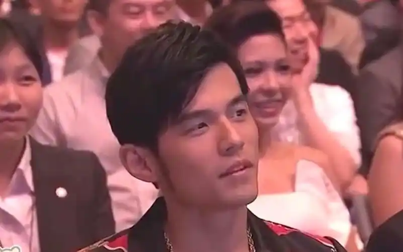 华语金曲颁奖上,蔡徐坤上台领奖,周杰伦全程黑脸.