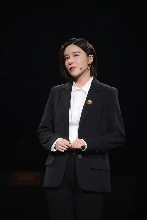 阚清子穿衣搭配穿职业黑西装变身霸气女总裁