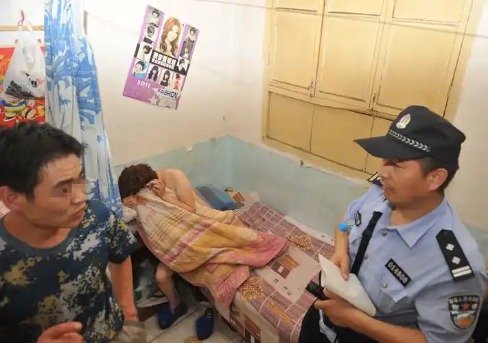 西安300警力扫黄卖淫女称嫖客是男友