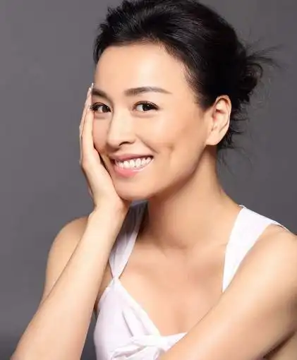 51岁张庭体重仅82斤颜值身材同时在线和丈夫合影像父女