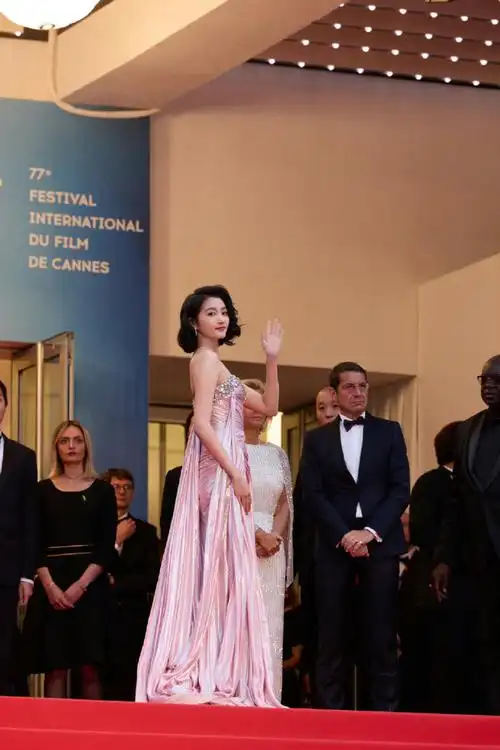 戛纳电影节##关晓彤戛纳红毯造型##关晓彤戛纳粉色流光裙