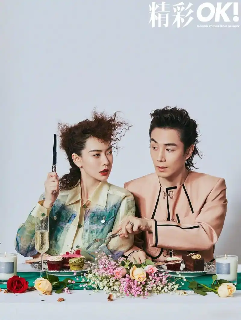 娱乐最前沿# 1月21日,@李承铉 ,@戚薇 夫妇杂志封面曝光,戚薇爆炸头