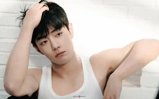 肖战##肖战顺毛白背心