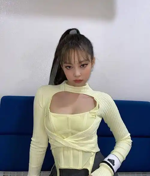 金智妮嫌毛衣太保守,故意在胸前"掏"个洞,奶猫变身小野猫!