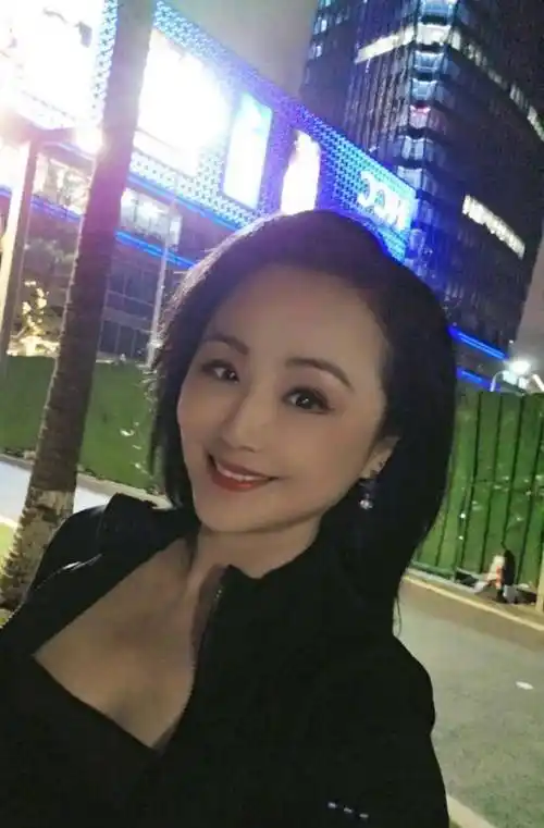 49岁曹颖晒自拍低领内搭超短热裤秀傲人身材脸部变化大认不出