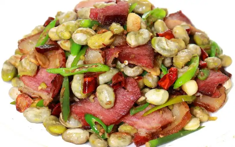 四川特色农家菜"腊肉烩胡豆",腊肉不咸胡豆耙糯,川味浓郁下饭