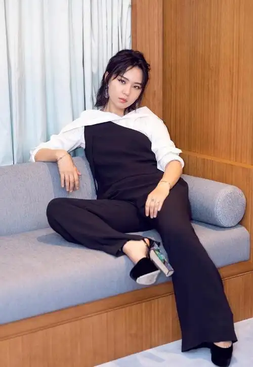 被周笔畅惊艳穿修身刺绣西装裙配绑带长筒靴造型帅气又美艳