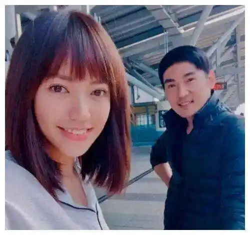 46岁的焦恩俊迎娶44岁的旧爱林千钰焦恩俊共结过两次婚,现任妻子是林