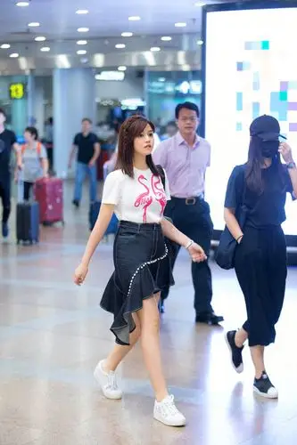 陈妍希厉害了!身穿牛仔裙,特有少女感,网友:35岁美如少女