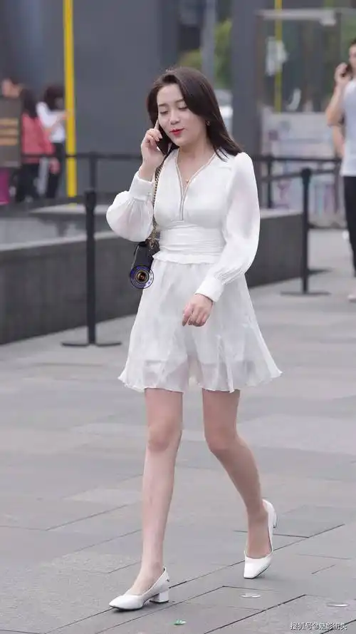 穿白色连衣裙美女搭配一条白色腰封不显胖还提升档次