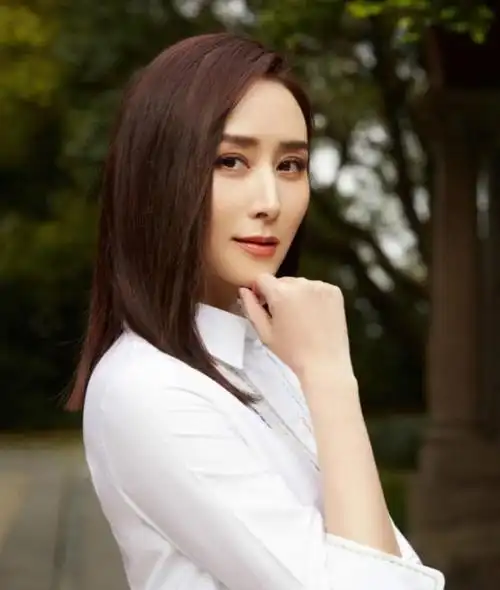 胡静越活越年轻了,穿衣打扮跟女大学生一样,气质很清纯_腾讯新闻