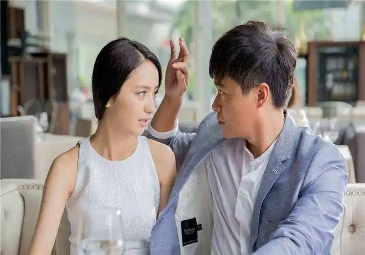 董璇和佟丽娅合照,没有血缘关系却长的如此相似._感情_年龄_照片