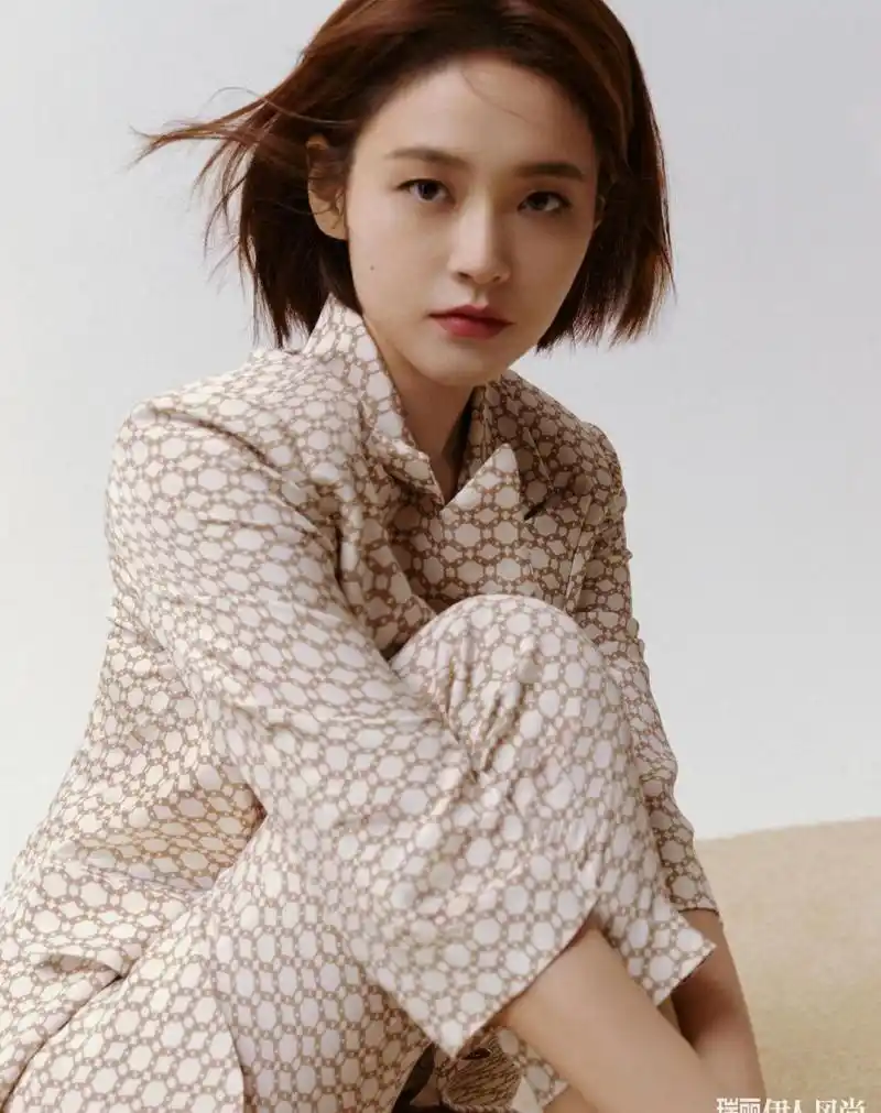 张佳宁简约大片,短发好俏皮可爱啊,裙子也非常适合张佳宁,是个贵气的