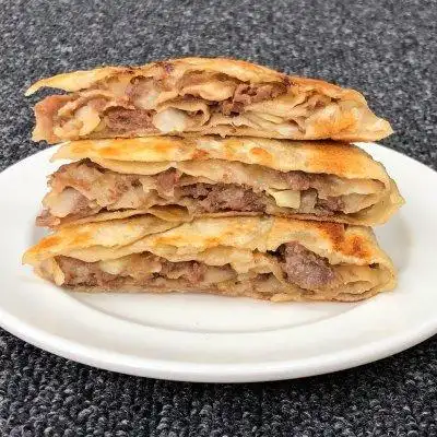 8,烙制两面金黄即可.千万记住,烙肉饼翻面后再盖锅盖哈.