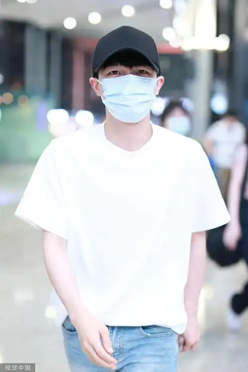 组图:周深白t搭牛仔裤现身机场 对镜挥手亲和力足