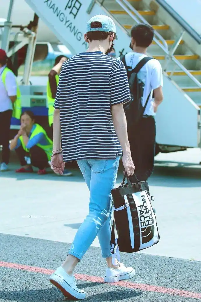 品一品白敬亭的脚踝纤瘦精致不乏矫健有力