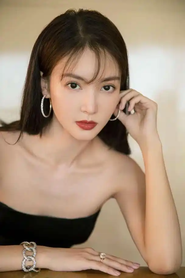 "金晨演技炸裂!《孤注一掷》成黑马,妆容背后的内心戏惊艳观众"