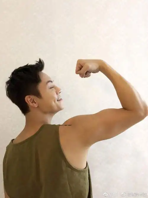 陈伟霆公开私人健身教学,6招练出完美人鱼线