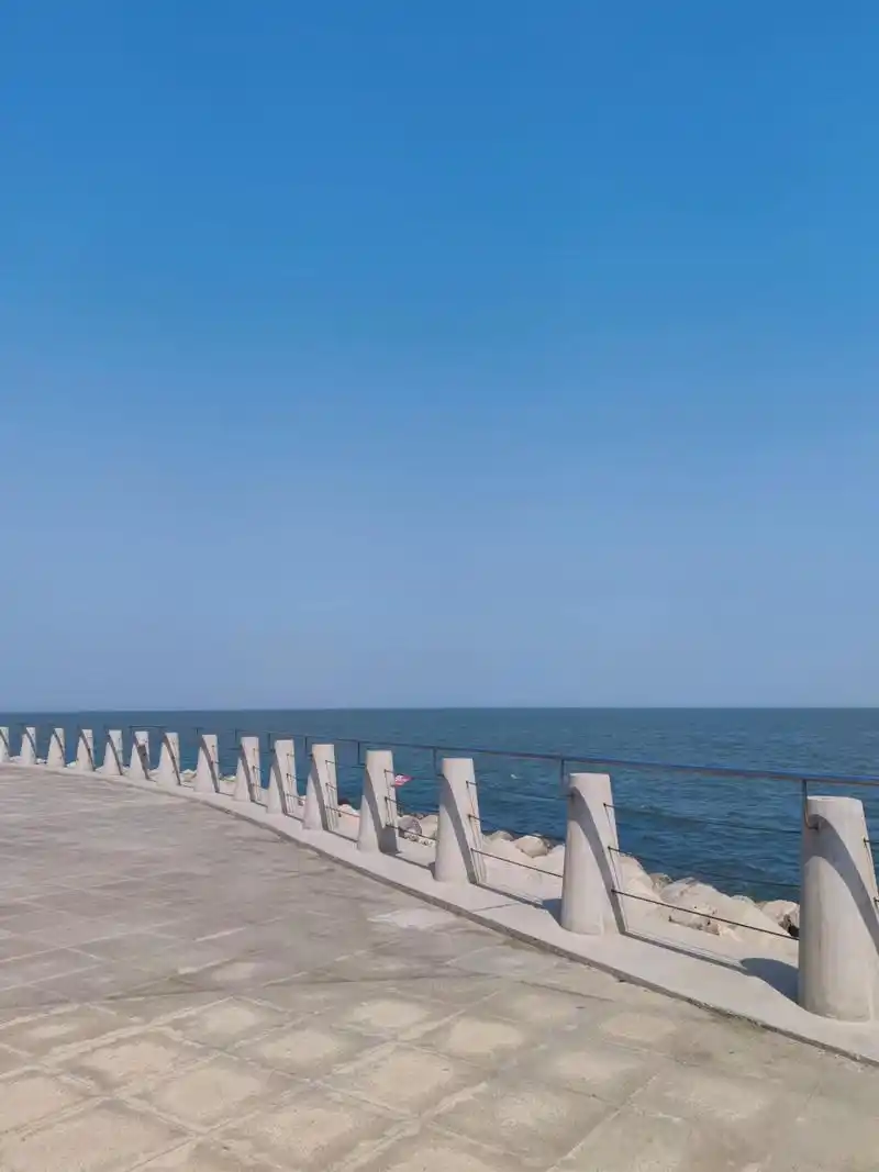 天津市滨海新区中新生态城东堤公园 想去看海了,于是就导航搜了东堤