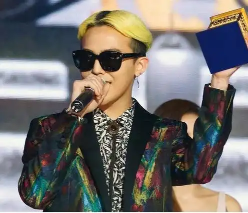 2,寿司头这个发型是现在鲻鱼头的前身,权志龙选的这个发型是中分,两侧