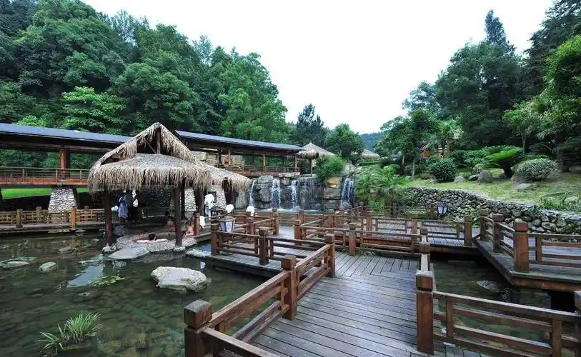 江西宜春有一个温汤镇,明月山风光独特,春天就该泡温泉!