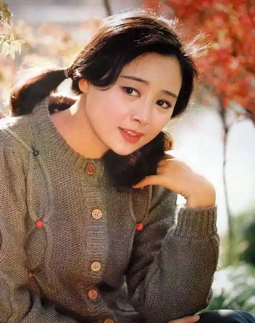 陈冲,因一部《小花》年少成名,成为了好莱坞的名角她如今怎么样_电影