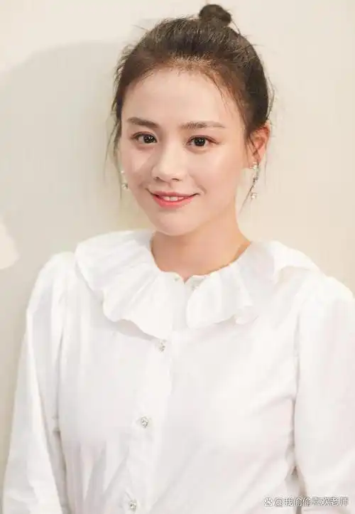 近日,一张演员马思纯坐地铁,素颜出街的照片在社交媒体上引发了广泛