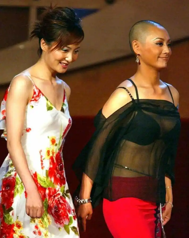 宁静好勇,剃光头都不带怕的,但是这身衣服和这个发型有点不搭