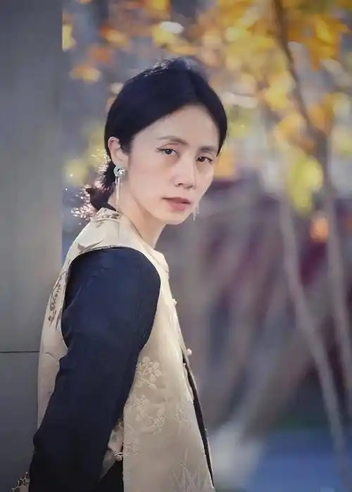 孙莉晒秋日自拍,眼窝凹陷明显,被网友吐槽说像个老奶奶一样