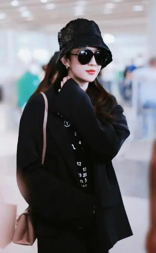 刘亦菲现身机场,黑色廓形西装搭瑜伽裤,戴渔夫帽好时髦!