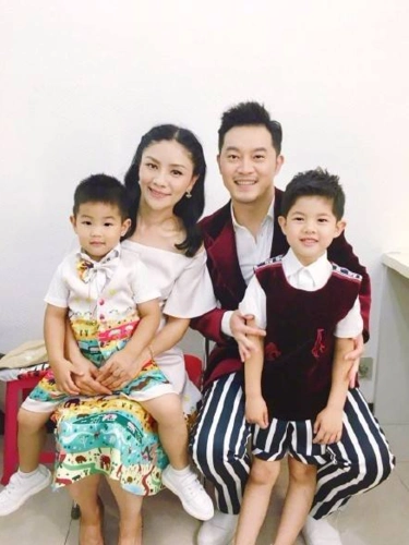 沙溢大儿子已长大9岁安吉穿亲子装个头超妈妈肩膀脸圆却像爸