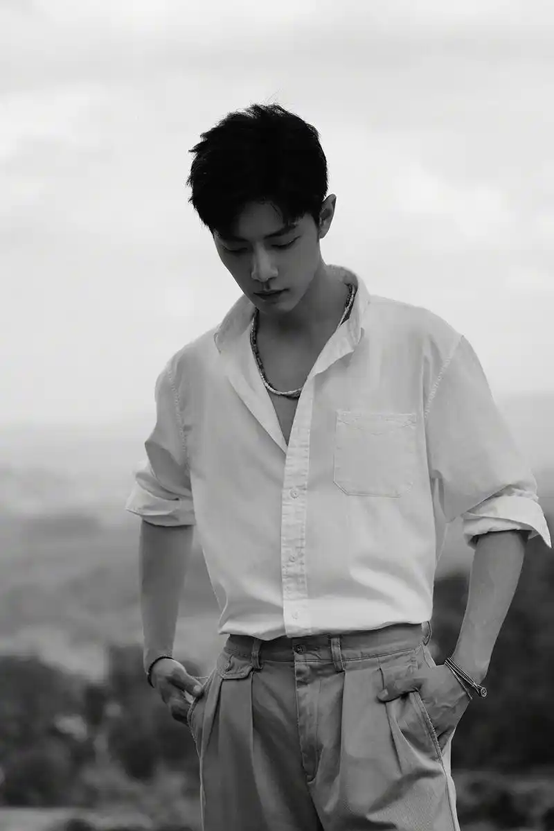 肖战:黑白色调帅照,侧脸更耐看