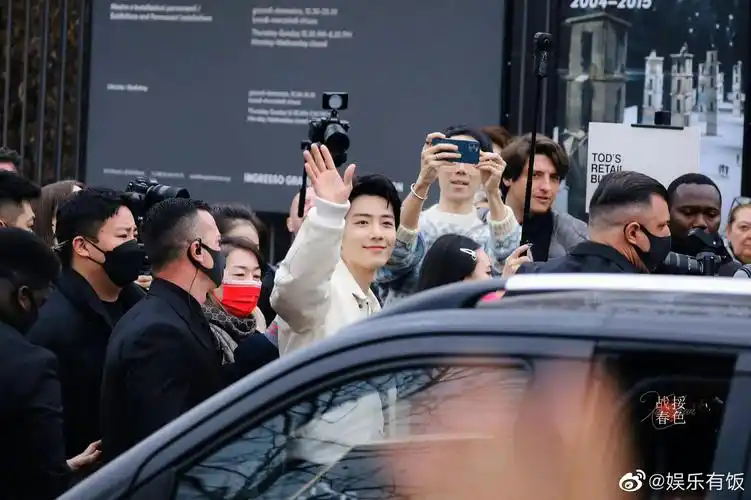 肖战抵达米兰时装周秀场,和粉丝热情挥手打招呼好甜!
