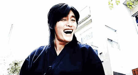 买了个凉席,一睡成电热毯了 在路上遇到个陌生人 相视一笑,变熟人了