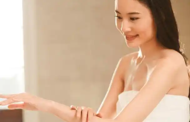 如何让皮肤变得白嫩细腻,怎么才能让皮肤变好细腻白皙水嫩(中年女人