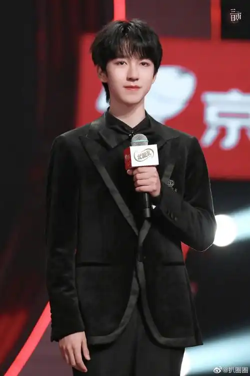 贺峻霖黑西装造型