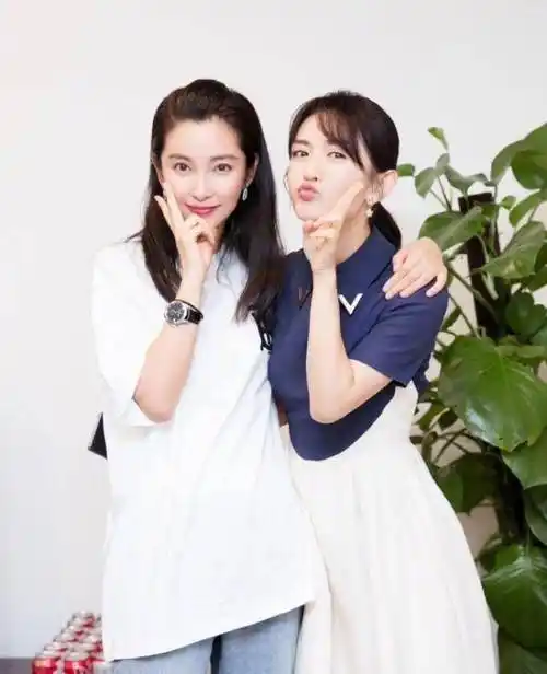 李晨和谢娜合影露出尖下巴,分手之后首次露面,气色红润心情大好