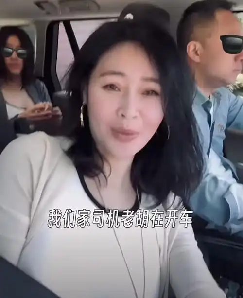 于明加一家四口看电影,丈夫胡俊罕出镜,14岁长女穿低胸装显成熟_腾讯