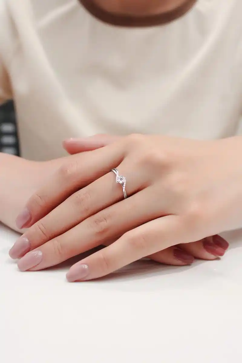 戴上这款钻石戒指,爱情将持久发芽!95.96 豪华珠宝中的极 - 抖音