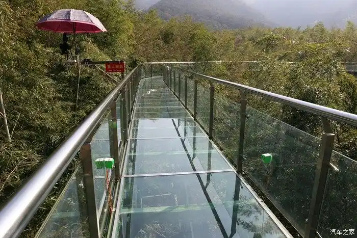 走竹林玻璃栈道